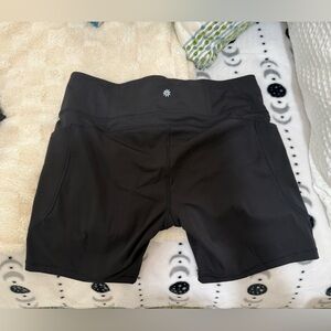 Athleta Ultimate Stash 7” Short
